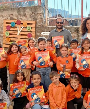 İzmir'de Ilkokul Ökreneneni Dönezlemle Olushturduklar Kitap Okuma Alaninda Muharrrilleri Azirladla 20 izmirde-ilkokul-okreneneni-donezlemle-olushturduklar-kitap-okuma-alaninda-muharrrilleri-azirladla-QdtZTxBC.jpg